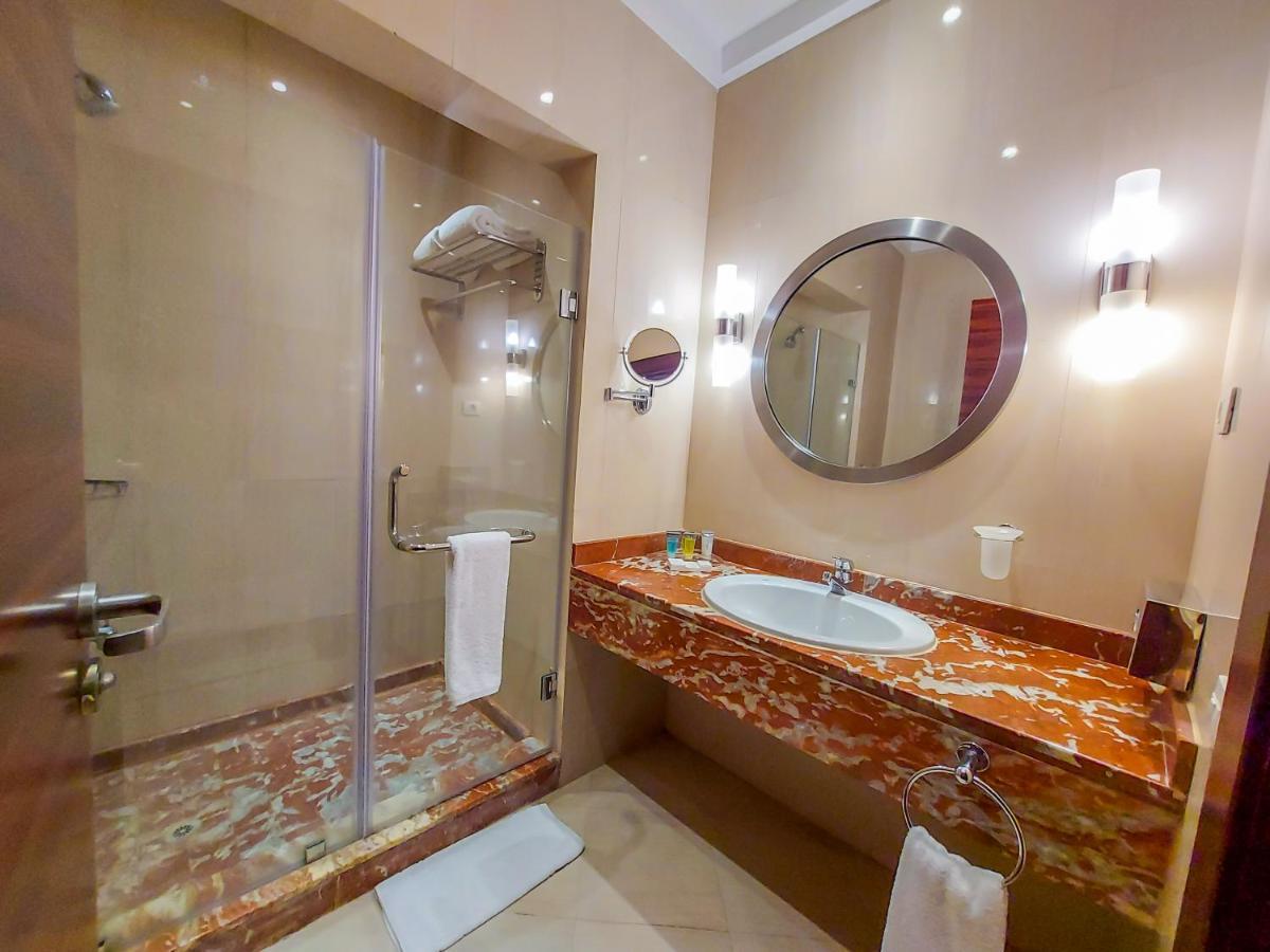 غرفة كلاسيكية مع إطلالة على الحديقة