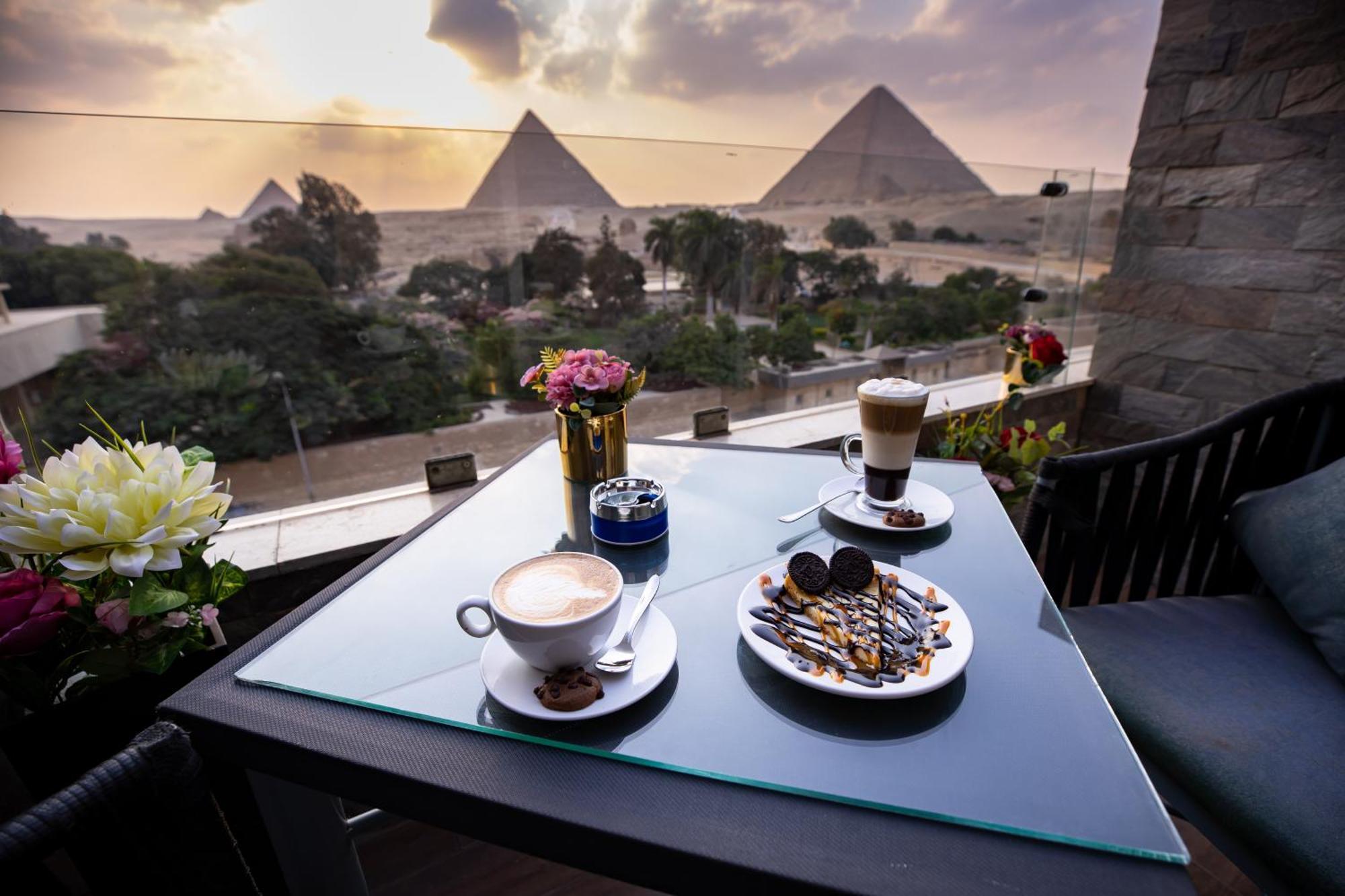 King Suite with Pyramids View and Balcony