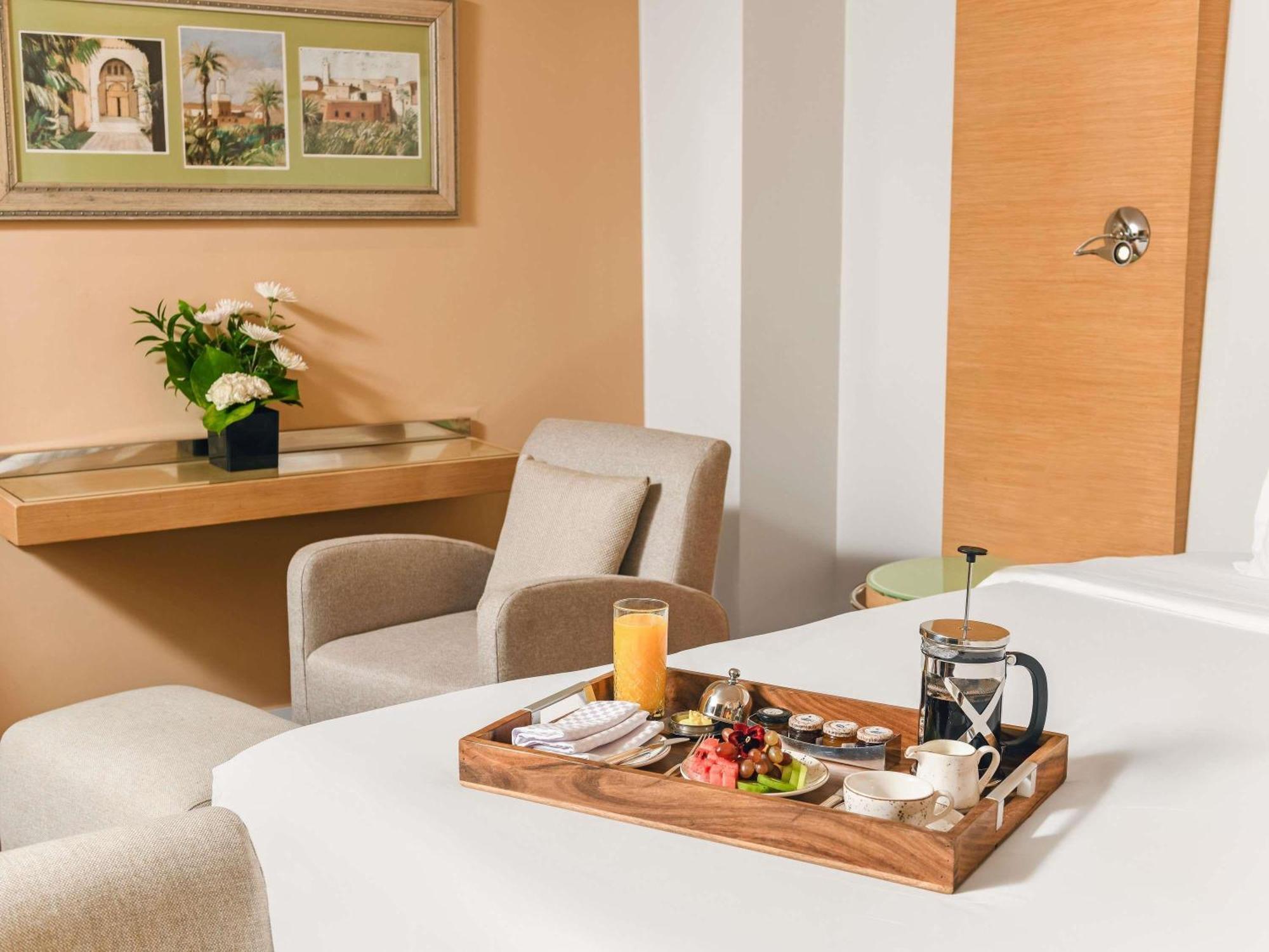 Luxus Zimmer mit Kingsize-Bett und Blick auf den Nil