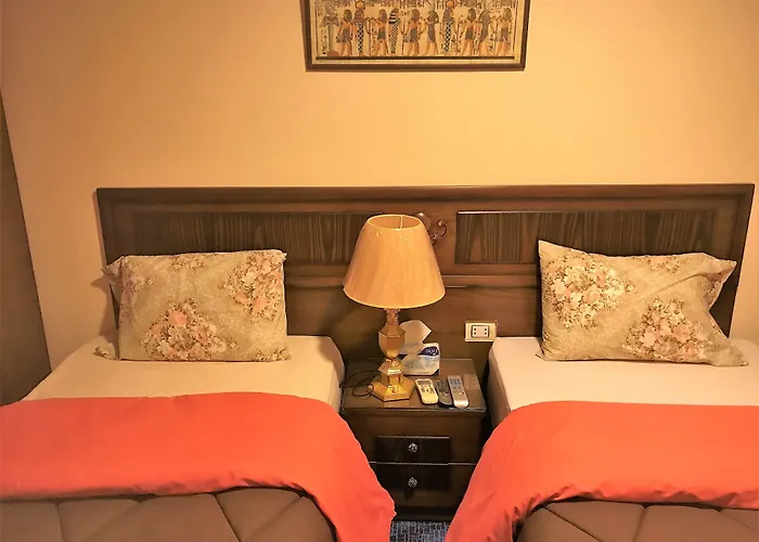 3 Pyramids View Inn